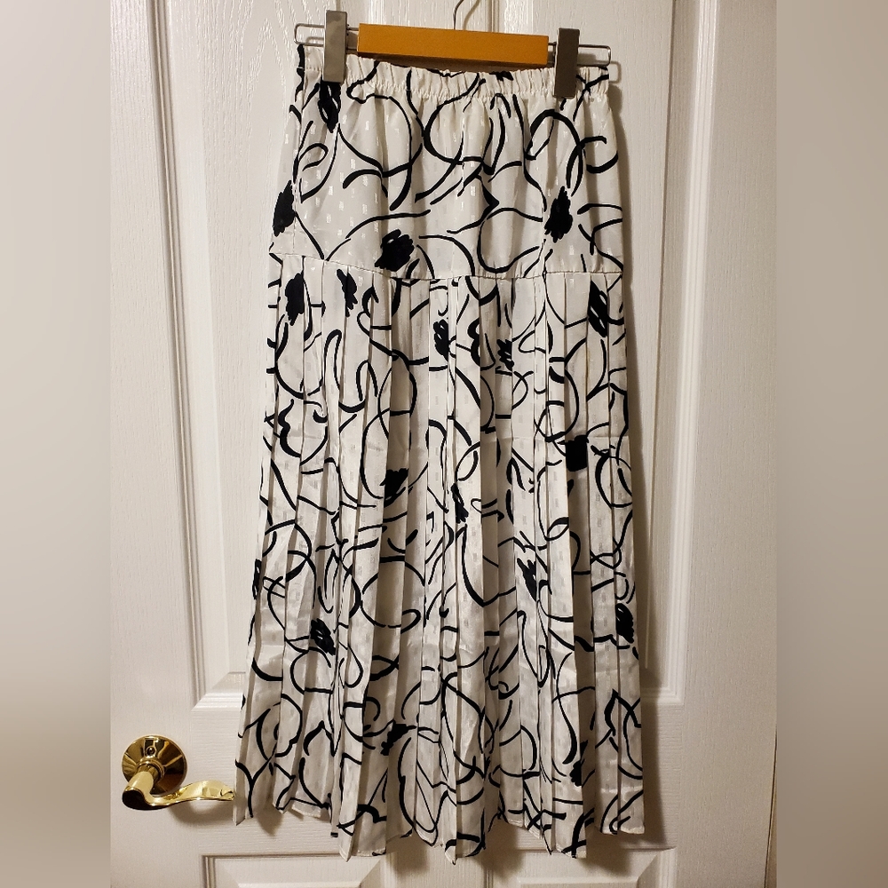 🔴 Black and white pleated midi skirt